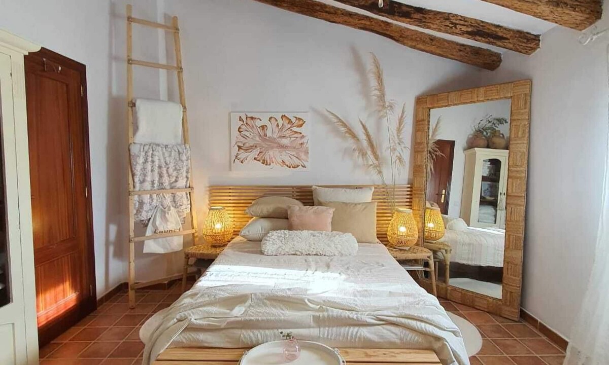 Castello House | 1800 Stone House 10 minutes drive to the sea.