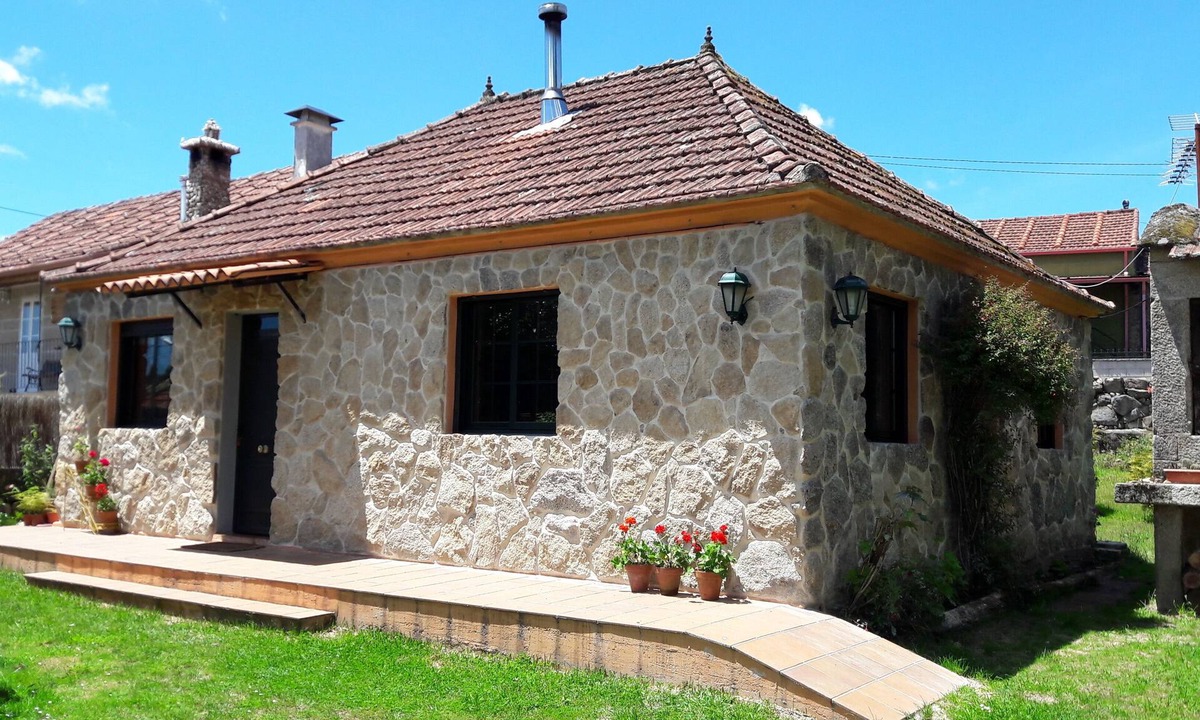 Ponte Caldelas House | A FULL-SIZED house with a fenced-in property, a garden, and a barbecue.