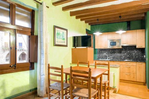 Santa Pau Apartment | Allotjaments Plaça Major-Aulina