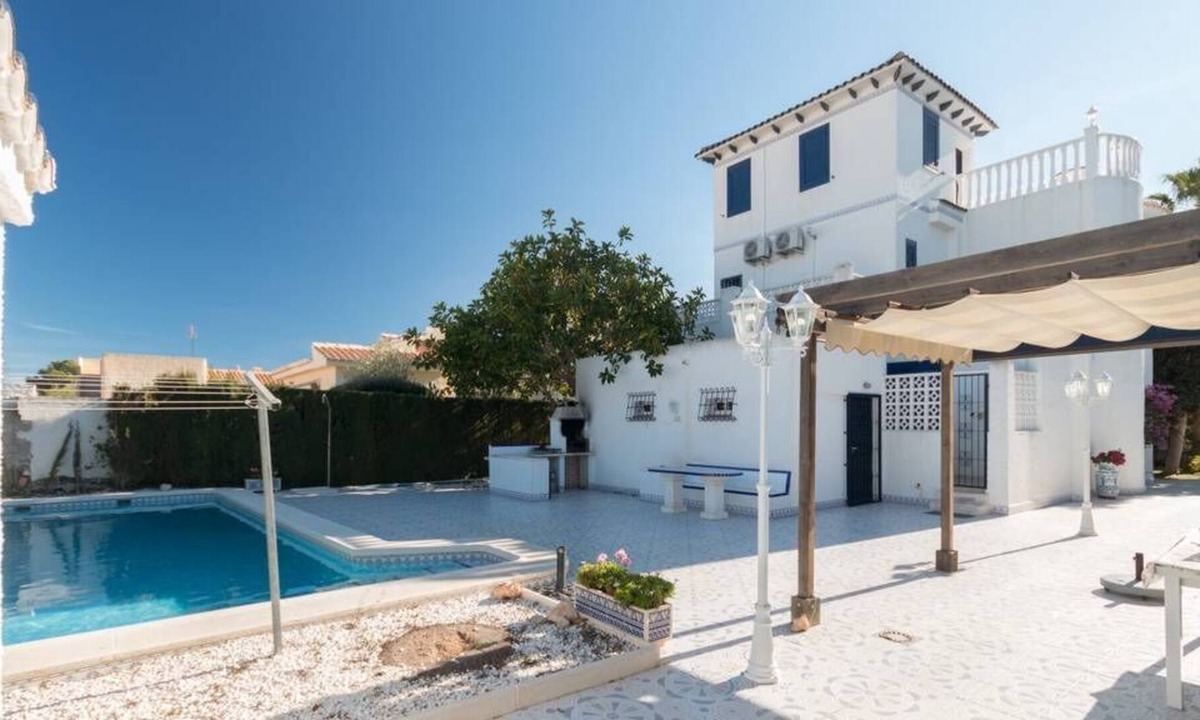 La Zenia Villa | Andalusian villa for 8 to 12 people, with private swimming pool of 50 m2 and sauna