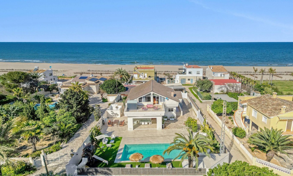 Les Deveses Villa | Beachfront Villa - Riu Cudei with Private Pool, A/C and Wi-Fi