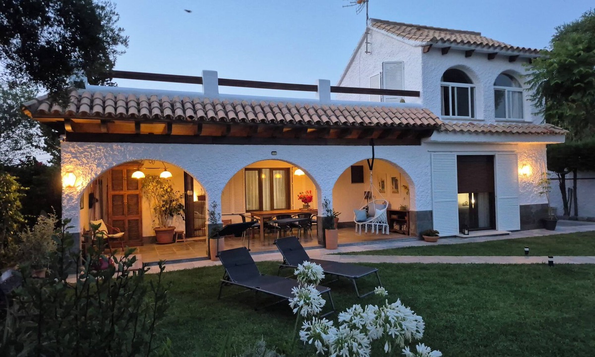 Los Canos de Meca Ski Chalet | Casa Naima, a 5-minute walk from the beach