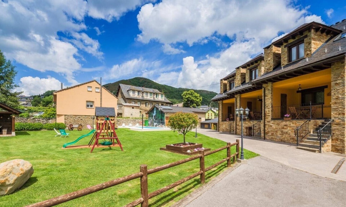 Caboalles de Abajo House | Casa Rural Devesa in Villablino, Laciana Valley with Pool