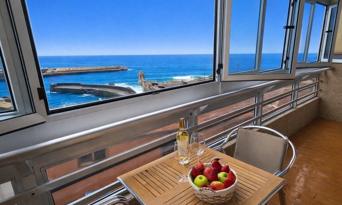 Puerto de la Cruz Apartment | Central Apartment by the Sea, Near Plaza del Charco, Private Terrace & Wi-Fi