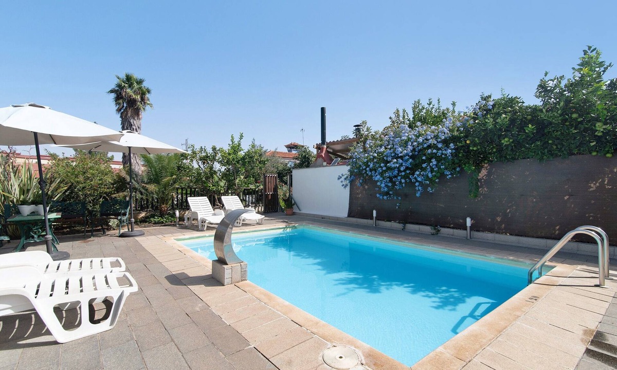 La Solana Villa | Cho Almeida: Mountain Views, Wi-Fi, and Air Conditioning