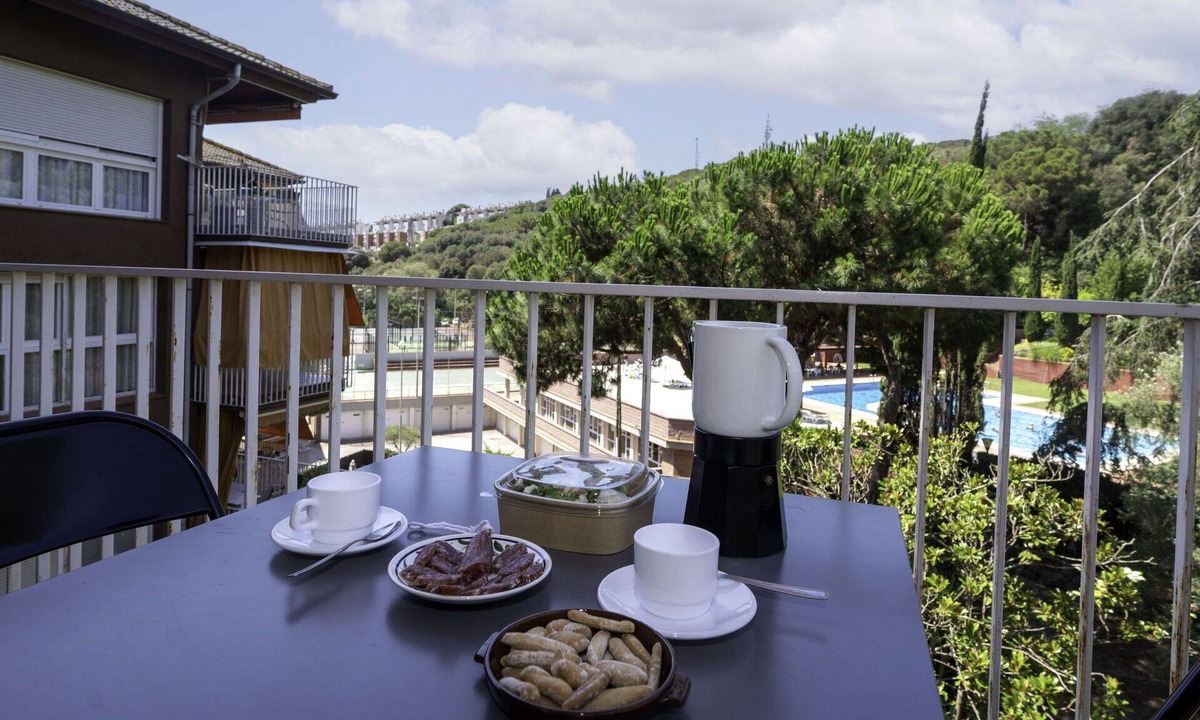 Arenys de Mar Apartment | Cosy apartment for 5 people with pool, WIFI, TV and balcony