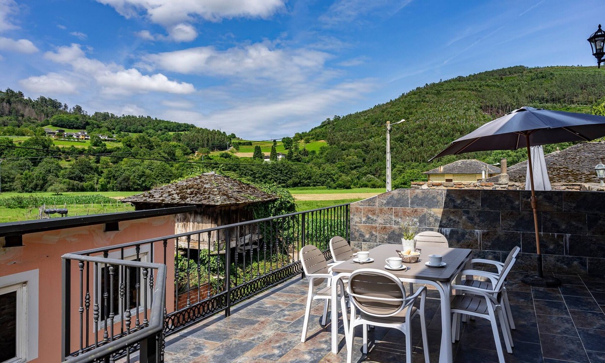 Bustiello de Paredes House | Country House La Calea with Mountain Views, Private Garden, and Wi-Fi