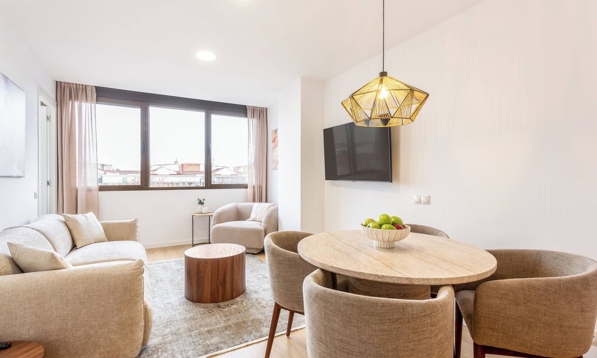 Castillejos Apartment | Descubre este moderno apartamento de 2 habitaciones en el corazón de Tetuán, ideal para estancias largas y diseñado para ofrecerte comodidad, funcionalidad y estilo. Situado en la tranquila y bien comunicada calle Julián Besteiro