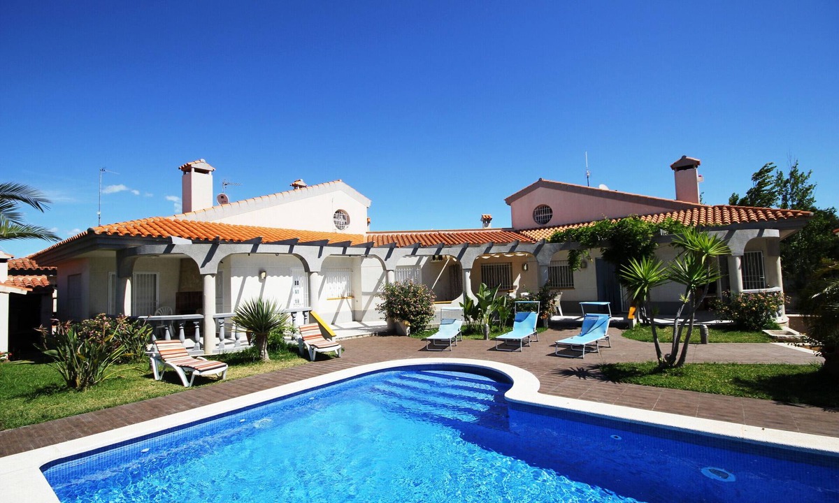 Riumar Ski Chalet | "Four Seasons"@MARISOL: 350m to the beach, community pool, A/C, WiFi, dog beach.