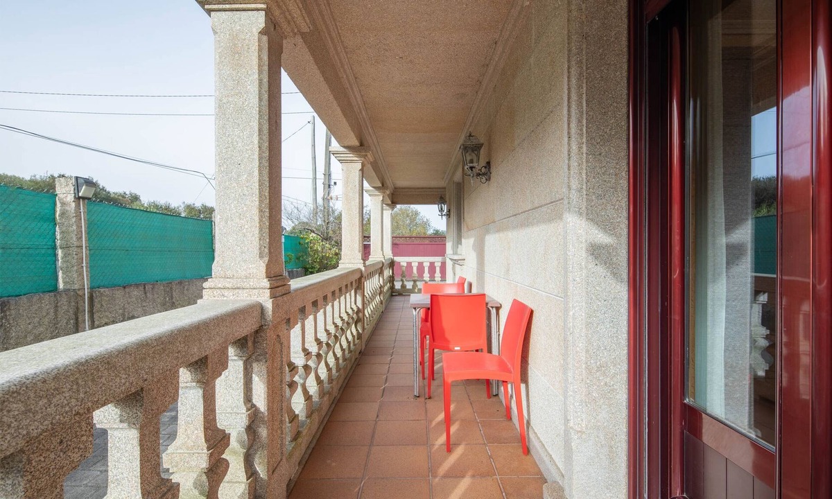Hio Apartment | Ground Floor Apartment with Shared Pool, Private Terrace and Wi-Fi