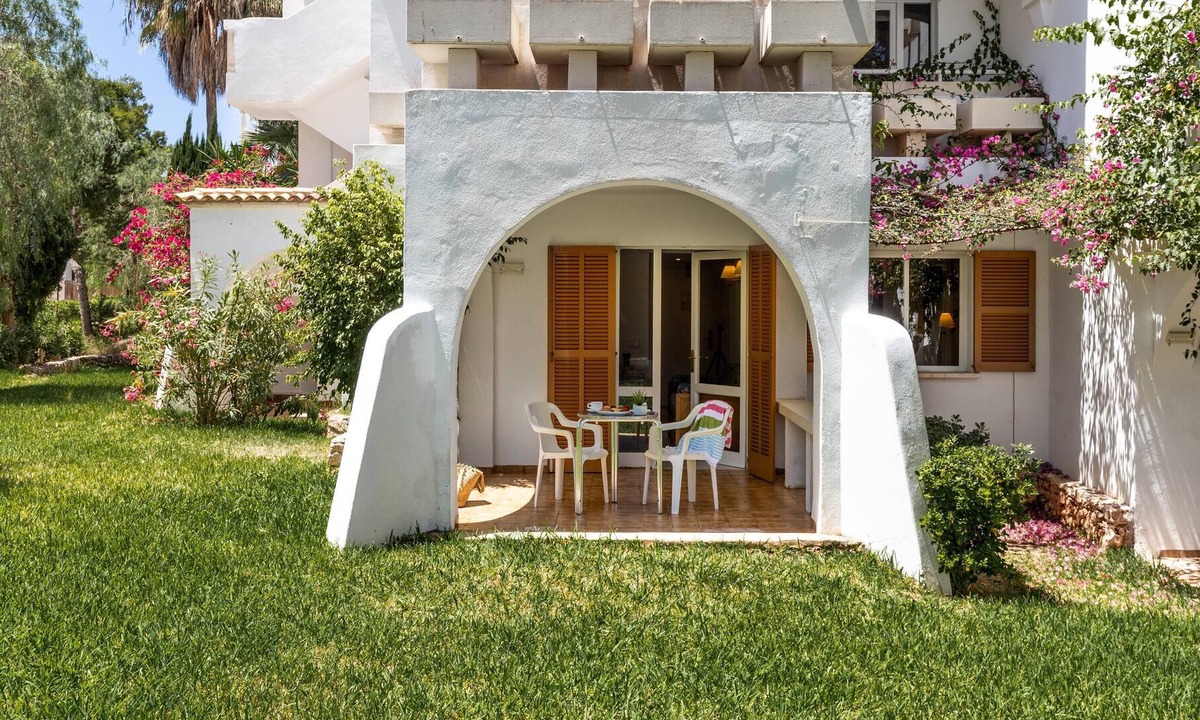 Cala d'Or Apartment | Holiday Apartment ‘La Mirada 1 Gavimarhotels’ with Wi-Fi, Balcony, Shared Garden & Pool; Parking Available