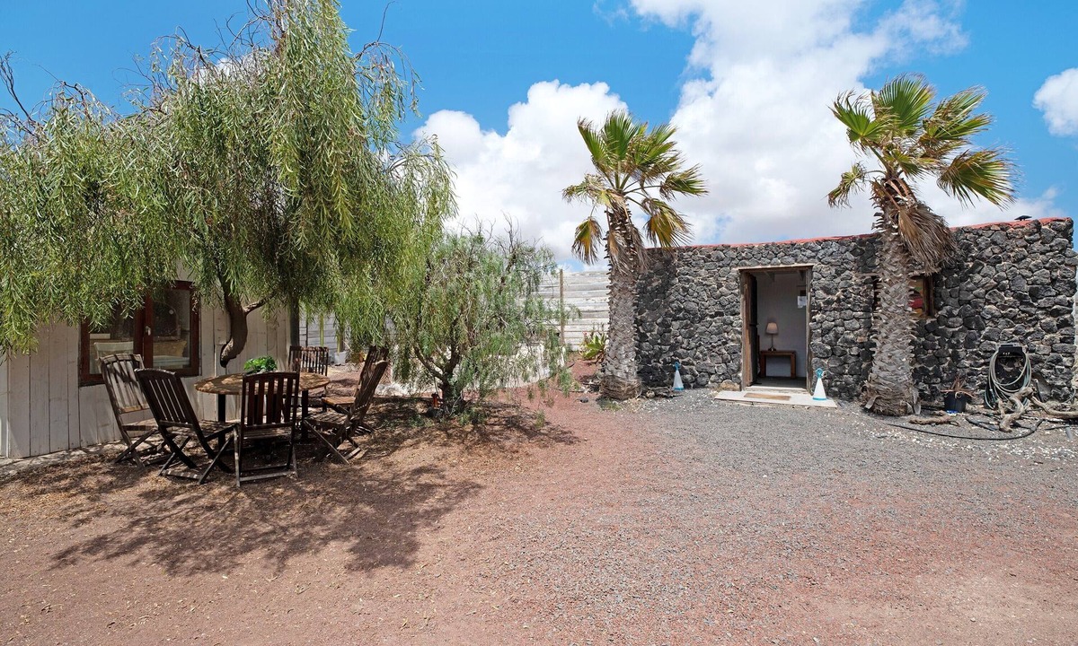 Teguise House | Holiday Home 'Aloe Art' with Shared Garden and Wi-Fi