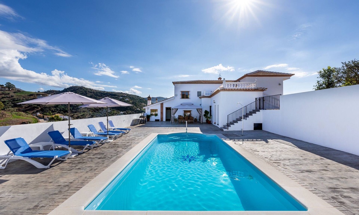 Almogia House | Holiday Home 'Casa Mari' with Mountain Views, Wi-Fi, Balcony, Garden, Terrace & Pool