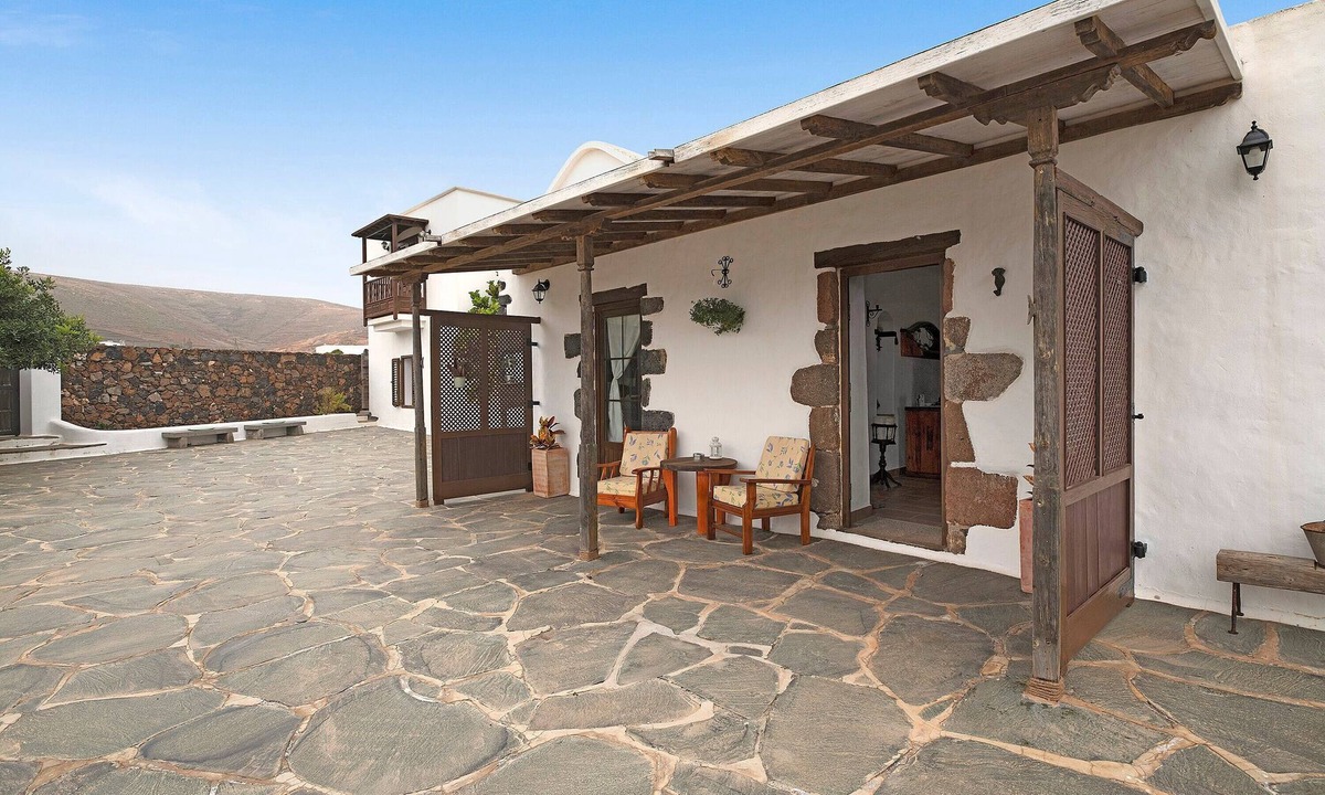 Teguise House | Holiday Home "Casita Tahona" with Mountain Views, Terrace and Wi-Fi