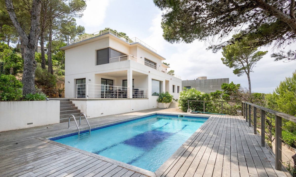 Begur House | Holiday Home 'Sa Punta 100' with Sea View, Wi-Fi and Air Conditioning