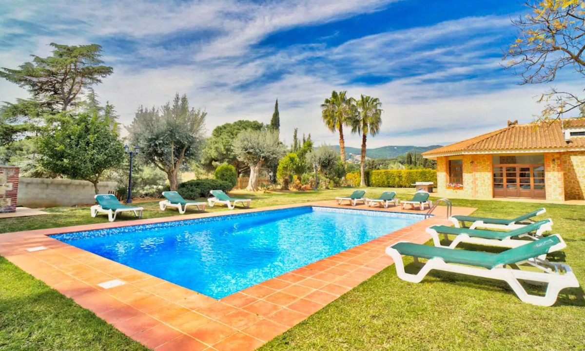 Sant Andreu de Llavaneres Villa | Homerez - Amazing villa 1 km away from the beach for 16 ppl. with swimming-pool