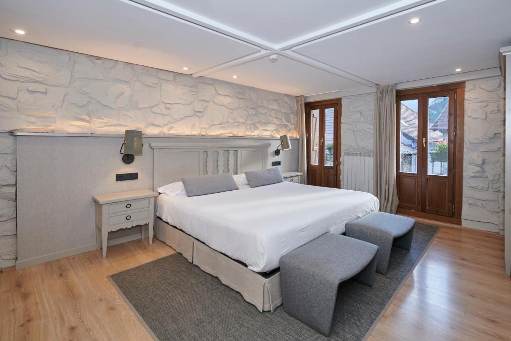 Isaba House | Hostal Lola