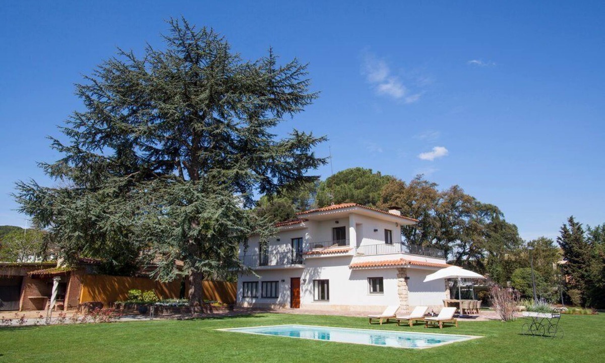 Llica d'Amunt House | Luxurious house with 5,000 m² of garden. Pool, air conditioning and barbecue.