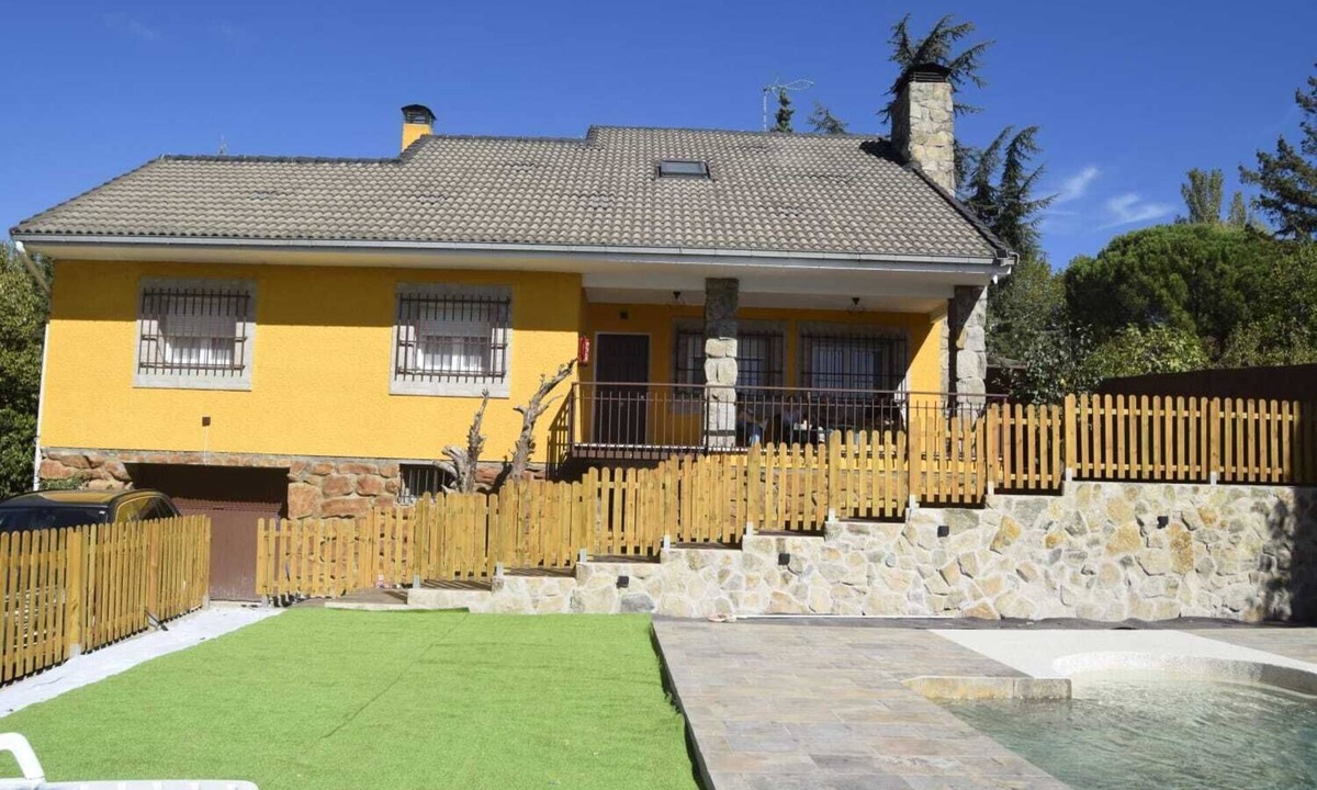 Becerril de la Sierra Ski Chalet | Rural house with heated swimming pool. Routes on foot and on horseback. Pets are allowed.