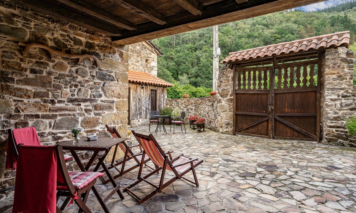 Yerbo House | Rural Apartments Ca Lulon: La Veiga El Molin – Mountain Views, Garden, Wi-Fi