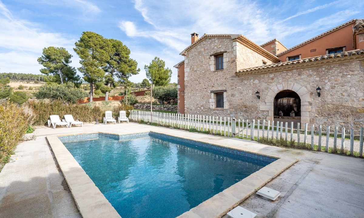 Torrelles de Foix House | Rural house 'Mas Colom-Can Cruset' with mountain views, private pool, and Wi-Fi