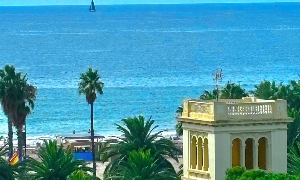 Salou City Centre Apartment | Salou city center, ocean view, beachfront, 3 bedrooms, 2 bathrooms, 2 toilets, air conditioning, elevator, parking, Port Aventura