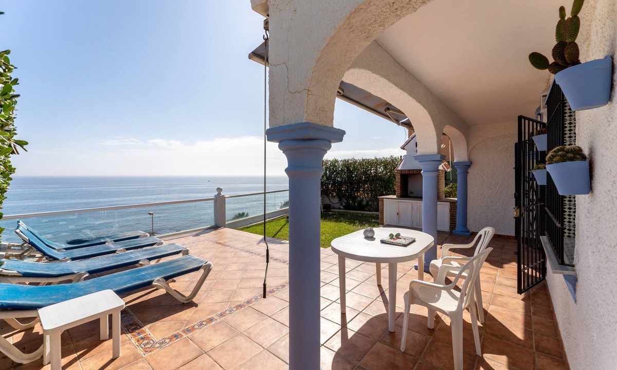 El Faro House | Seaside Holiday Home '1 Frente al Mar' with Sea Views, Wi-Fi & Air Conditioning