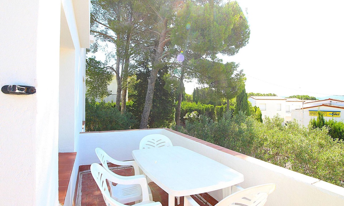Llanca Villa | Spacious Villa with Garden Near the Beach