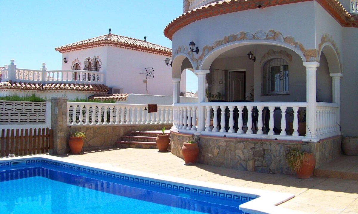 Costa del Zefir Villa | Stunning private villa for 6 people with A/C, private pool, WIFI, TV, patio and pets allowed