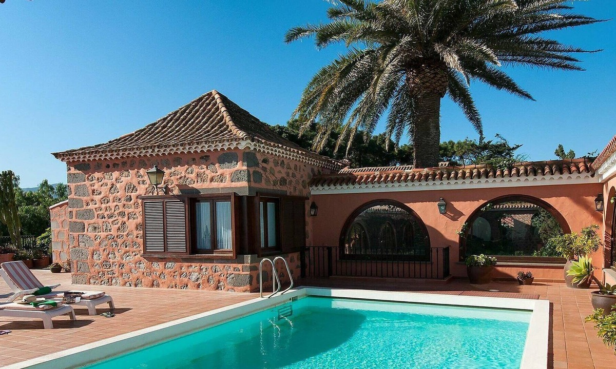 Santa Brigida House | Stunning private villa for 10 guests with WIFI, pool, TV, patio and parking
