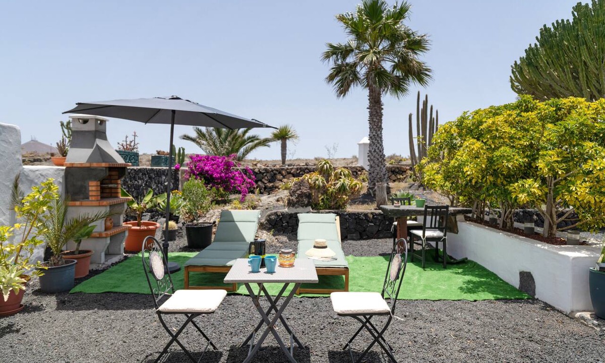San Bartolome House | Vacation Home 'Volcanic House - in The Heart Of' with Shared Garden and Wi-Fi