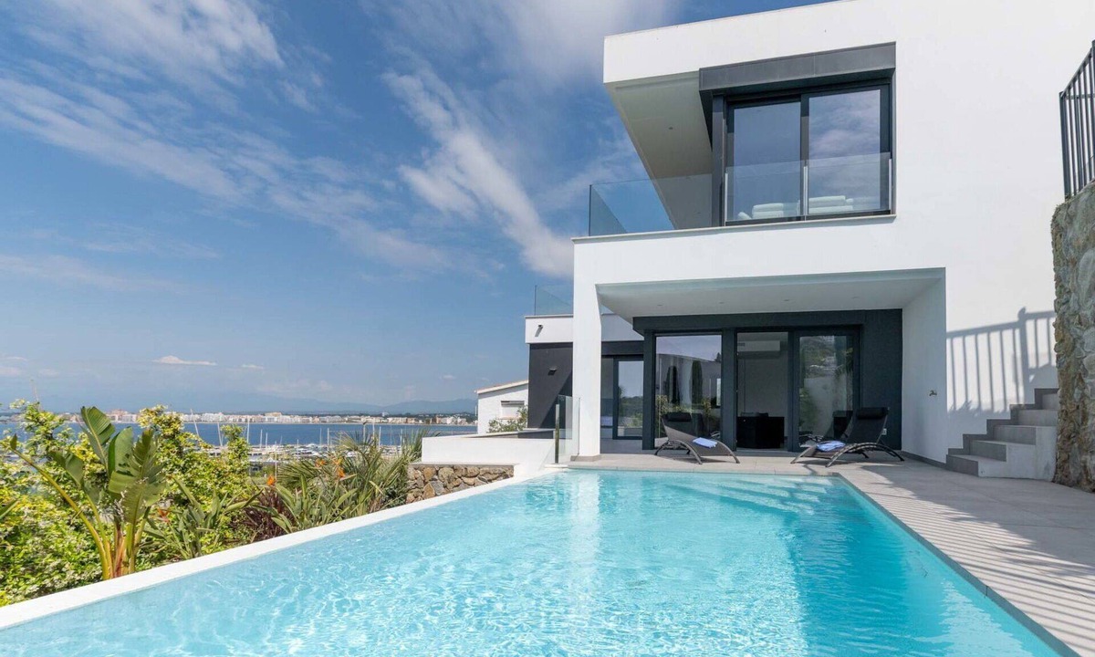 Roses Town Center Villa | Wonderful private villa for 8 people with A/C, private pool, TV and terrace