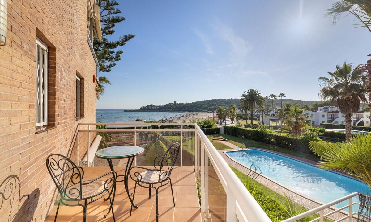 Tamarit House | Your Exclusive Seaside Oasis: 180m² Duplex, 4 Bedrooms (8 Guests), 3.5 Bathrooms