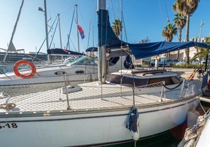 Pequeño velero en Port Forum ideal para Backpackers