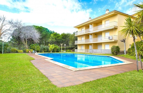 Calella de Palafrugell Apartment | 1CEN A2 -Basic apartment with communal garden and pool, only 800m from the beach of Llafranc