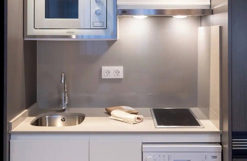 Castanos Hotel | 3 Comfy Units w/Kitchen Ideal for Business or Leisure Trips | Pets Are Allowed
