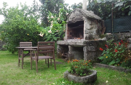 Ponte Caldelas House | A FULL-SIZED house with a fenced-in property, a garden, and a barbecue.