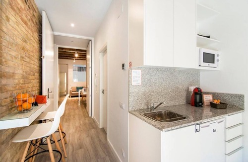 La Sagrada Familia Apartment | Acomodis Apartments - Nice 12-Bedr Group Flat near Sagrada Familia 24ppl
