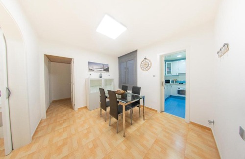 Cornella de Llobregat Apartment | Ahllenrock Parking Gratis AC 3 Estancias Cerca Barcelona Metro Tram Aeropuerto