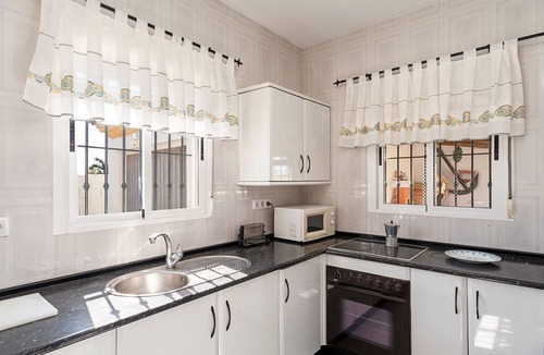 Zahora House | Air-conditioned Holiday Home with Patio, Pool, Wi-Fi and Lawn