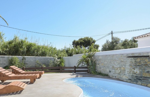 Zahora House | Air-conditioned Holiday Home with Patio, Pool, Wi-Fi and Lawn
