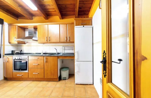 Barca Cottage | ANCLA Country House: Ideal for families, with a barbecue, outdoor space, and a game room