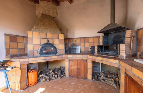 Barca Cottage | ANCLA Country House: Ideal for families, with a barbecue, outdoor space, and a game room