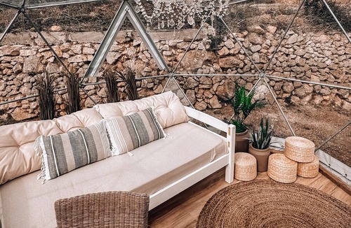 Canyelles Apartment | Apartment 'Suite Romántica' with Mountain View, Wi-Fi and Air Conditioning