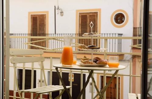 Dos Hermanas Apartment | Boutique House with Terrace, Perfect for Families & Groups, Sleeps 11, Dos Hermanas