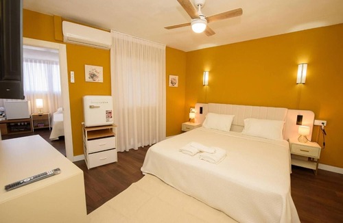 Dos Hermanas Apartment | Boutique House with Terrace, Perfect for Families & Groups, Sleeps 11, Dos Hermanas