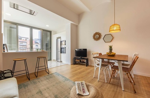 Eixample Apartment | Bravissimo Riu Onyar, modern 3-bedroom apartment with views of the Onyar River