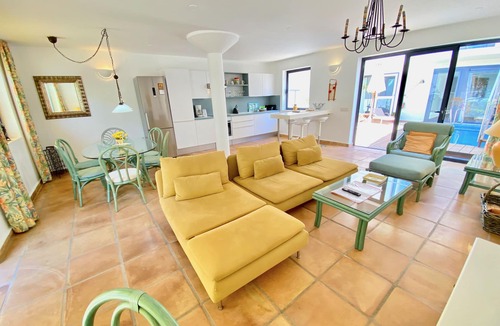 Bahia Calma House | Casa Barbara, private pool, internet, close to the ocean, sheltered courtyard/patio
