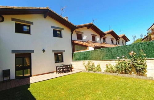 Leitza Villa | Casa Rural Juanikoenea – Traditional House with Garden and Jacuzzi in Leitza