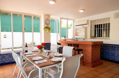 Valencina de la Concepcion House | Chalet de Lujo con Piscina Privada cerca de Sevilla